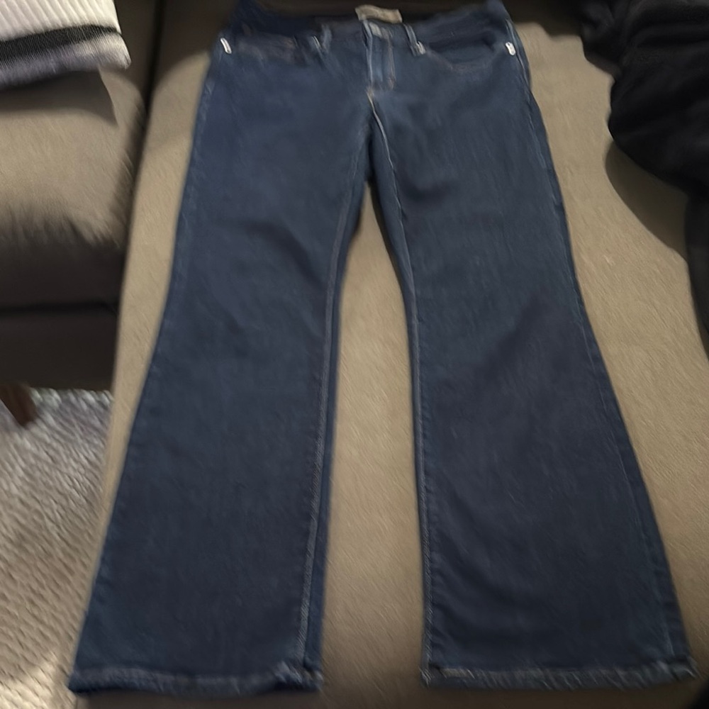 Levi’s Classic Boot Cut dark blue jeans. 60% cot/16% poly/1%elastane 23 % vis